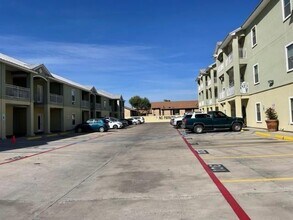 5402 Marcella Ave, Unit 301A in Laredo, TX - Foto de edificio - Building Photo