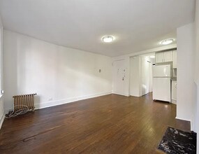 58 W 8th St in New York, NY - Building Photo - Building Photo