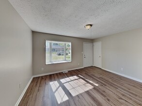 83 N Wagon Rd in Bargersville, IN - Foto de edificio - Building Photo