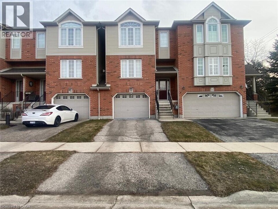 352 Dearborn Blvd in Waterloo, ON - Building Photo