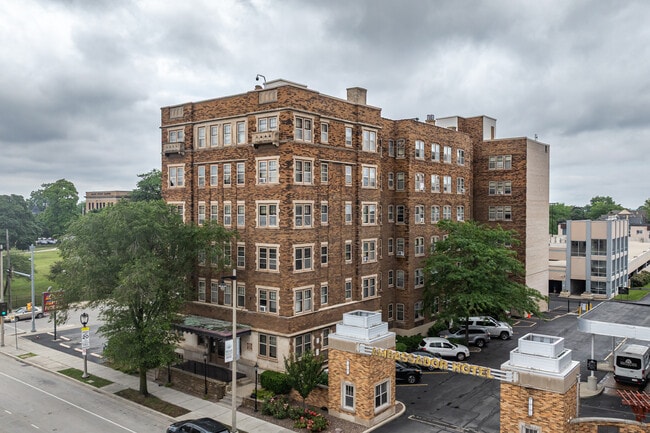 2324 W Wisconsin Avenue in Milwaukee, WI - Building Photo - Building Photo