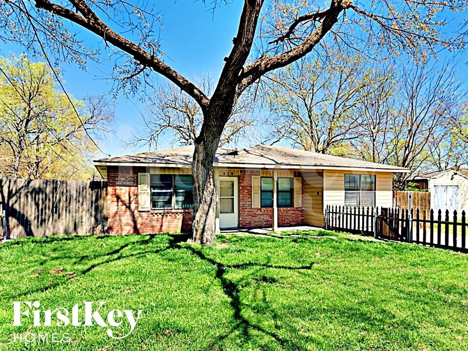 213 E 5th St in Lancaster, TX - Foto de edificio