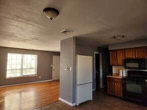 1825 W Boris Dr in Columbia, MO - Foto de edificio - Building Photo