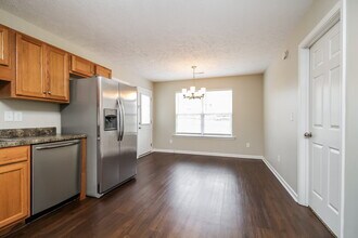 1240 Crescent Ridge Drive in Murfreesboro, TN - Foto de edificio - Building Photo