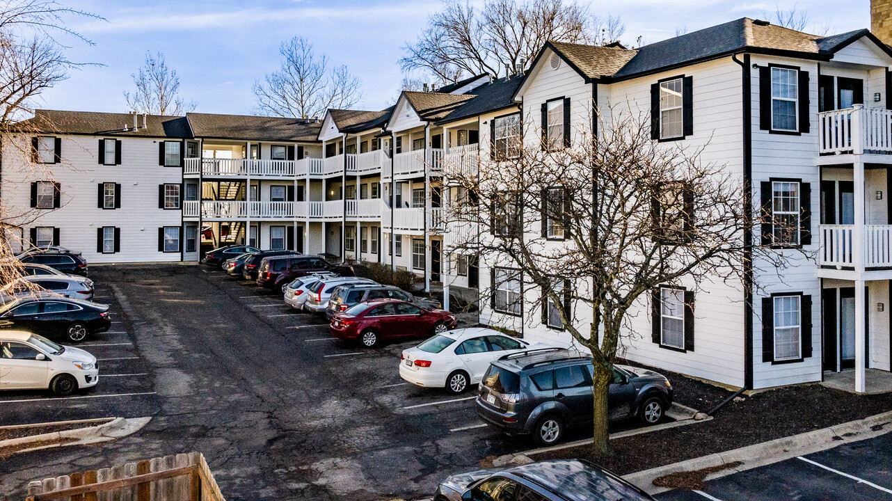 Carson Place in Lawrence, KS - Foto de edificio