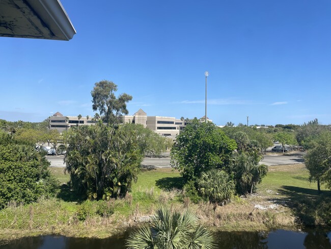 725 Lori Dr in Palm Springs, FL - Building Photo - Building Photo