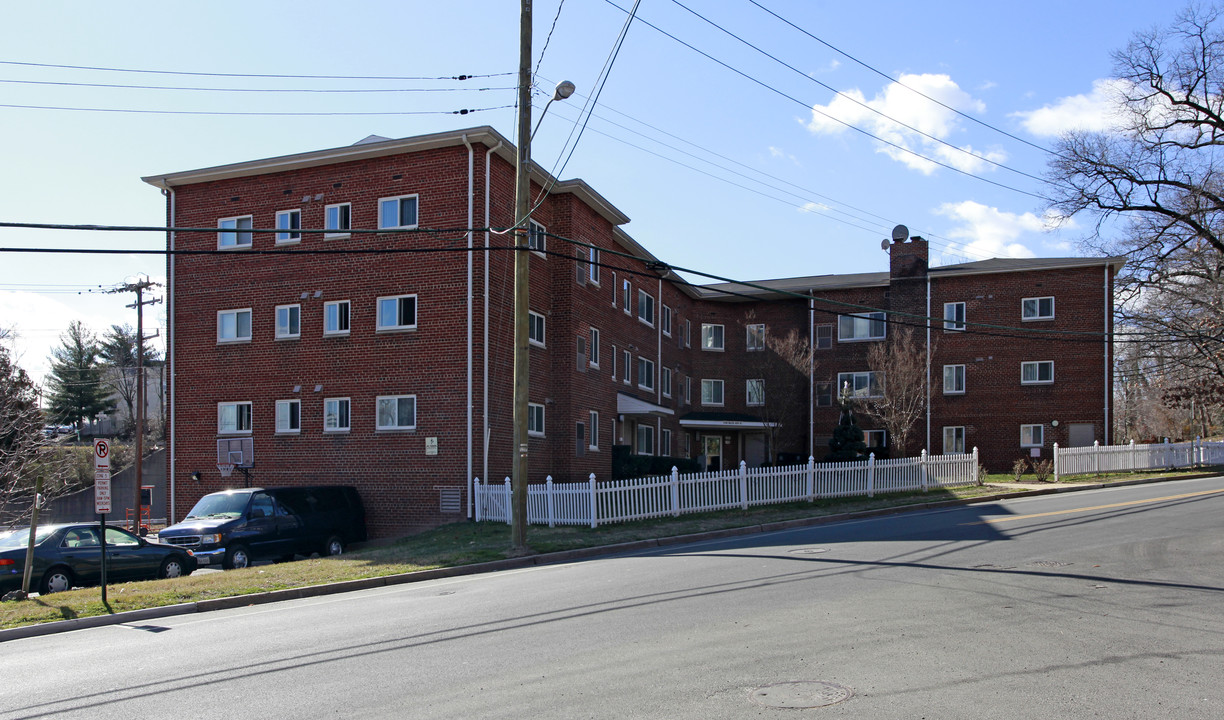 Rhodes Manor Apartments in Arlington, VA - Building Photo