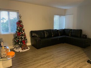 2343 NW 14th St-Unit -1 in Miami, FL - Foto de edificio - Building Photo