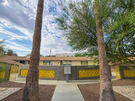 2737 E Glenrosa Ave, Unit 7 in Phoenix, AZ - Building Photo