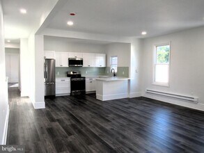 704 Oak Ln in Philadelphia, PA - Building Photo - Building Photo