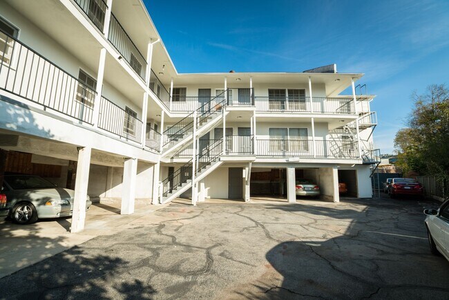 611 Levering Ave in Los Angeles, CA - Building Photo - Building Photo
