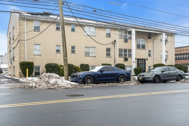 Astoria Manor in Elizabeth, NJ - Foto de edificio - Building Photo