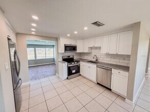 818 Bayview Dr in Ruskin, FL - Foto de edificio - Building Photo