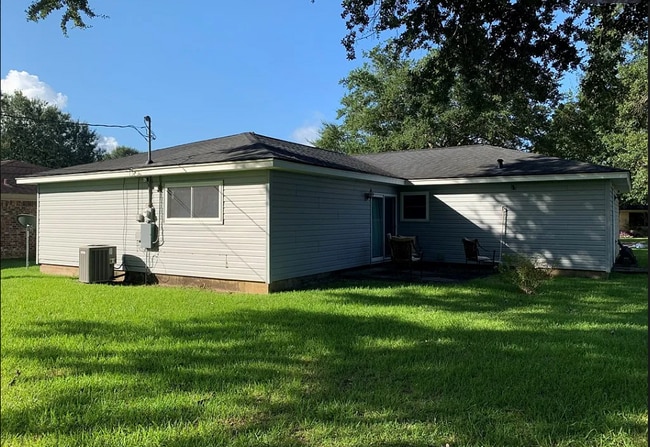 1318 Pine Ln in Port Neches, TX - Building Photo - Building Photo
