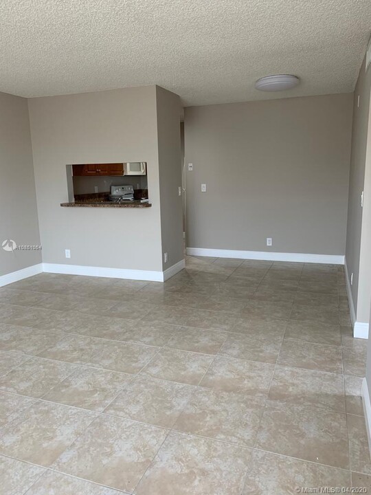 845 Twin Lakes Dr-Unit -30-E in Coral Springs, FL - Building Photo