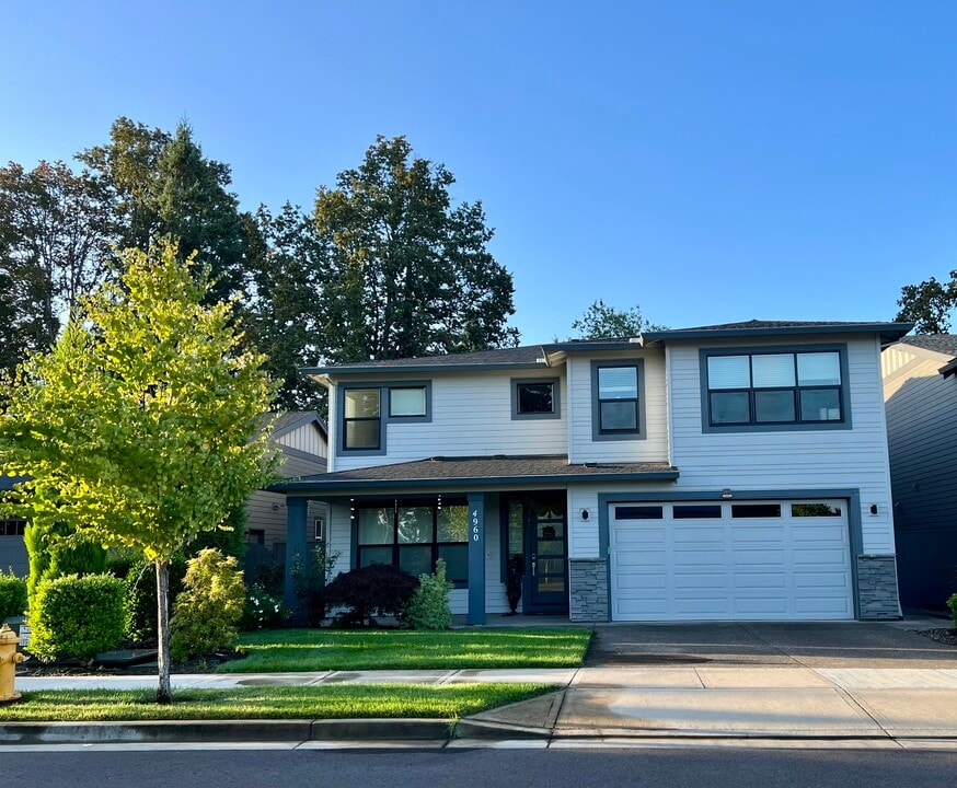 4960 SE Oakhurst St in Hillsboro, OR - Building Photo