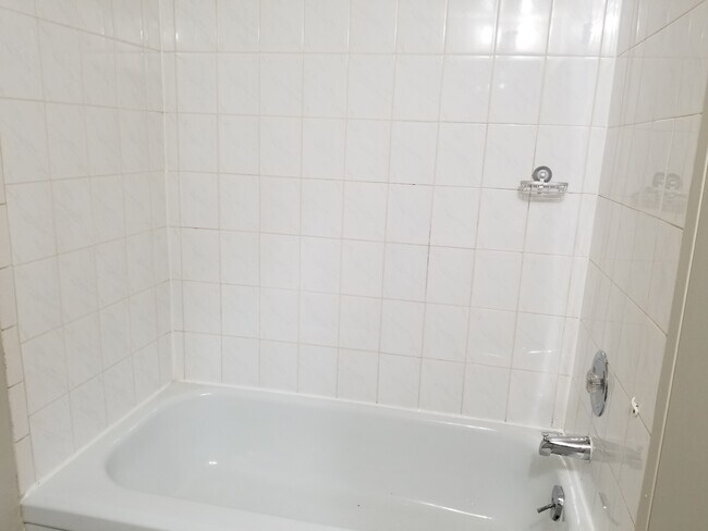 660 Wyandotte St W in Windsor, ON - Foto de edificio - Building Photo