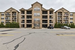 1370-1370 Main St E in Milton, ON - Building Photo