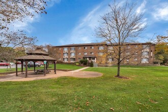 Autumnwood Apartments in Woodstock, IL - Foto de edificio - Building Photo