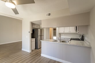 Cero Townhomes in San Bernardino, CA - Foto de edificio - Interior Photo