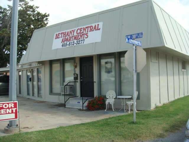 6704 NW 38th St in Bethany, OK - Foto de edificio - Building Photo