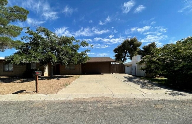 1055 Hillside Dr in Kingman, AZ - Building Photo - Building Photo