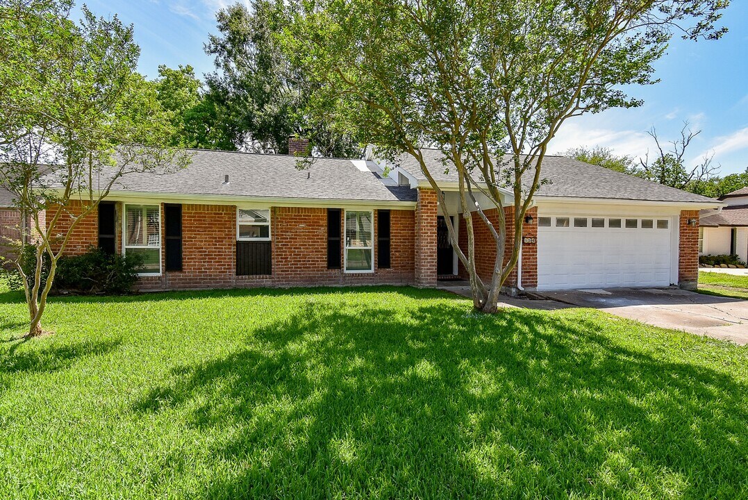154 Squires Bend in Stafford, TX - Building Photo