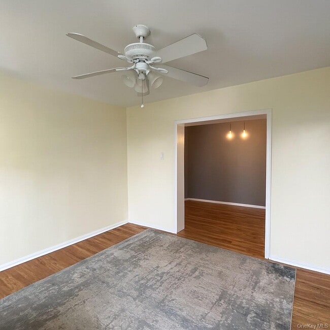 61-20 55th Dr in Queens, NY - Foto de edificio - Building Photo