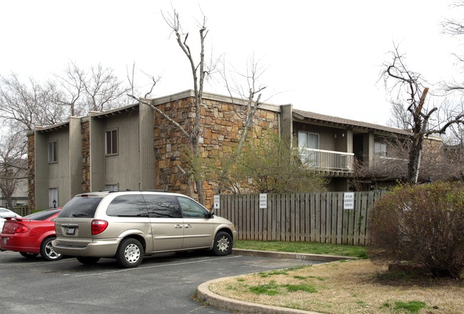 Woodhollow Apartments in Tulsa, OK - Building Photo - Building Photo