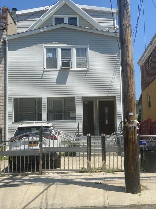 841 E 224th St in Bronx, NY - Building Photo