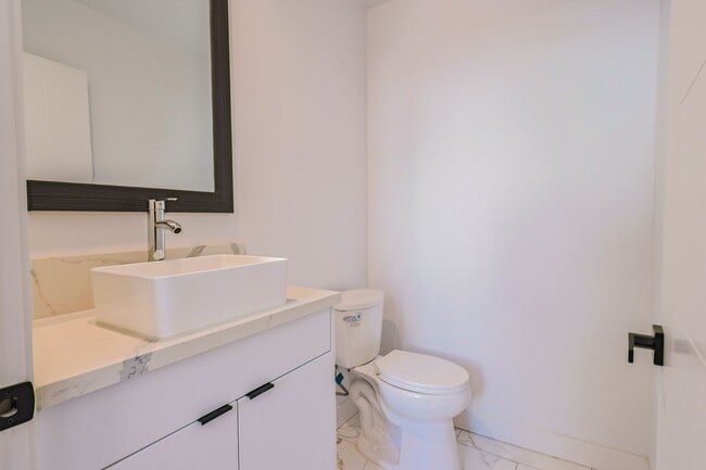 2419 Carmona Ave in Los Angeles, CA - Building Photo - Building Photo