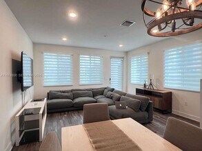 10229 NW 64th Terrace in Doral, FL - Building Photo - Building Photo