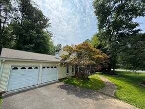2305 Rosedown Dr in Reston, VA - Building Photo - Building Photo