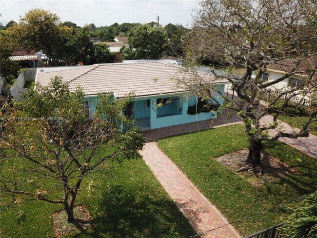 560 NW 190th St in Miami, FL - Building Photo - Building Photo