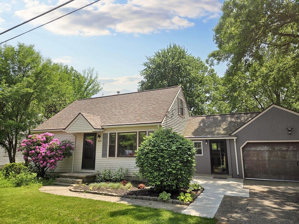 814 Bacon Ave in Portage, MI - Building Photo