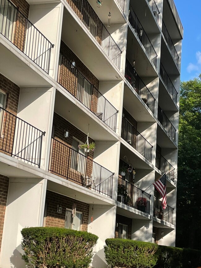 Pine Oak Apartments in Wyoming, MI - Building Photo - Building Photo