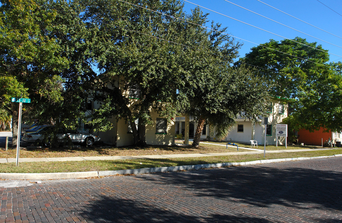 425 13th Ave S in St. Petersburg, FL - Building Photo