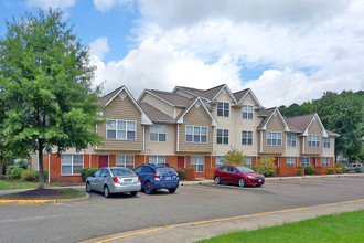 The Suites at Port Warwick in Newport News, VA - Foto de edificio - Building Photo