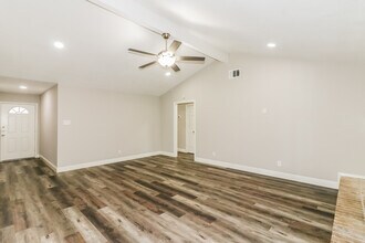 13515 Greywood Dr in Sugar Land, TX - Building Photo - Building Photo