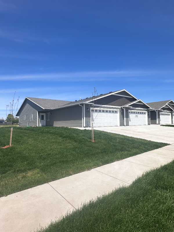 1000 Sierra St in Harrisburg, SD - Foto de edificio - Building Photo