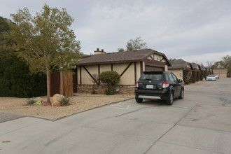 13073 Navajo Rd in Apple Valley, CA - Building Photo - Primary Photo