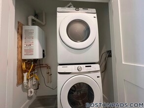 157 Everett St, Unit 302 in Boston, MA - Building Photo - Building Photo