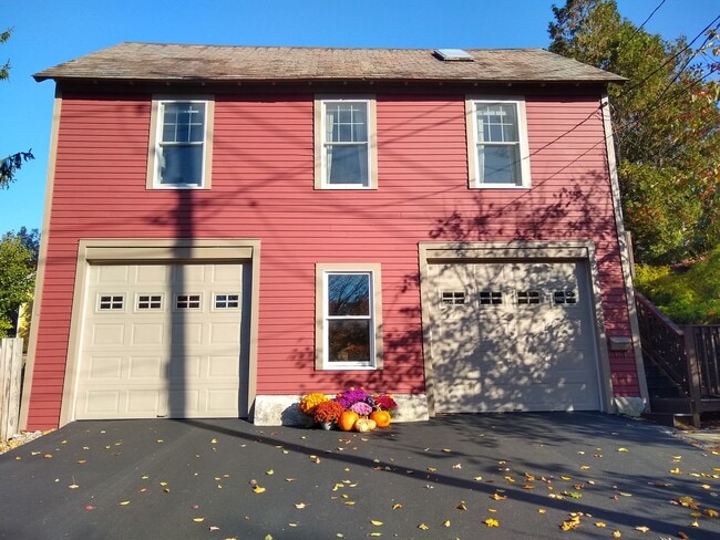 156 Henry St in Saratoga Springs, NY - Foto de edificio - Building Photo
