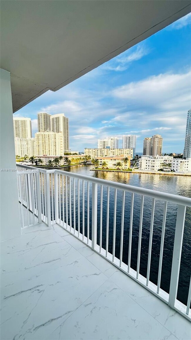 121 Golden Isles Dr in Hallandale Beach, FL - Building Photo - Building Photo