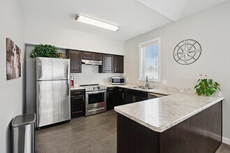 Park Place Apartments in Davenport, IA - Building Photo - Building Photo