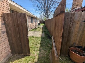 2410 Cordoba Dr, Unit A in Carrollton, TX - Foto de edificio - Building Photo