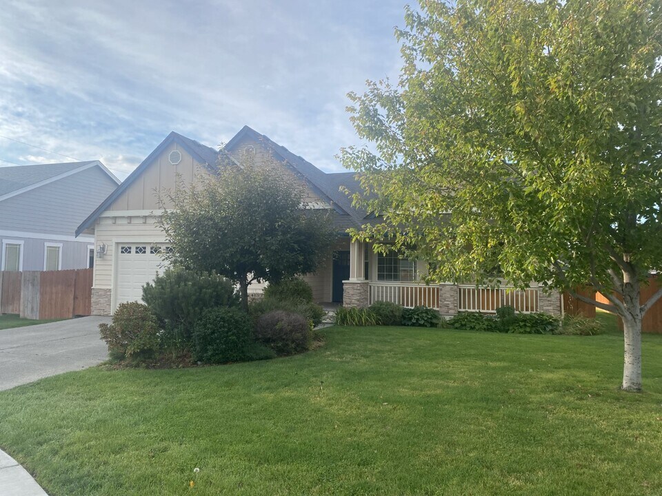 1706 E Ashford Way in Ellensburg, WA - Building Photo