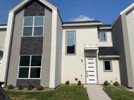 5304 N Crown Point in Pharr, TX - Building Photo