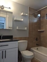 Oak Tree 8 in Seattle, WA - Foto de edificio - Building Photo