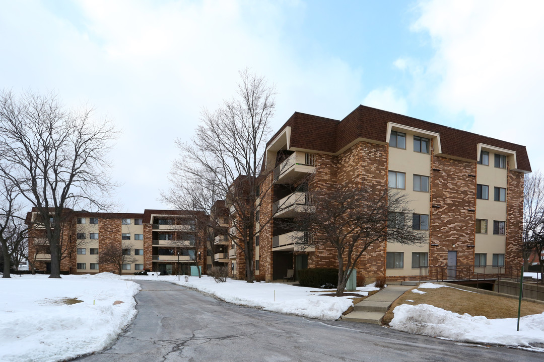 Frenchmen's Cove in Arlington Heights, IL - Building Photo